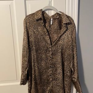 Leopard print silky shirt, oversized.